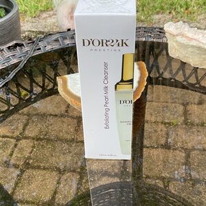 D’Or24K Exfoliating Pearl Milk Cleanser